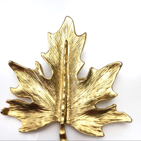 Vintage Gold Tone Textured Maple Leaf Brooch Pin - Picture 2 of 5